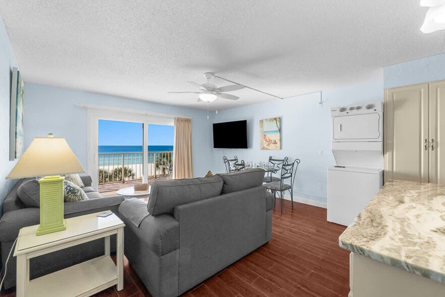 Building Photo - 8743 Thomas Dr