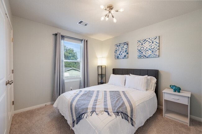 Building Photo - 196 Goldenrod