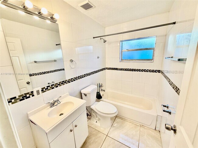 Building Photo - 2571 NW 13th Ct