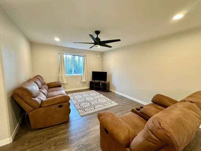Building Photo - 748 Cahill Ln