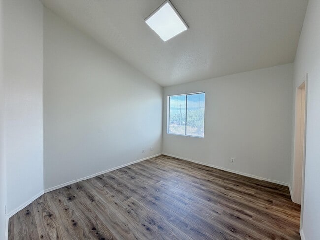 Building Photo - 1105 Meadowlark Way SE