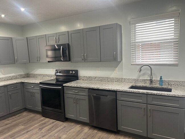 Building Photo - Charming 4BR House in Steubenville