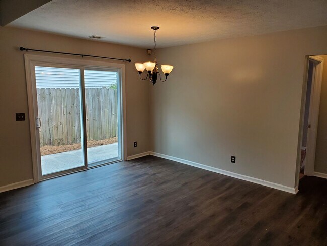 Building Photo - 3 bedroom, 2 bath off of White Bluff!