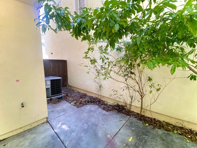 Building Photo - Modern Fremont Home with Expansive Loft for Rent!