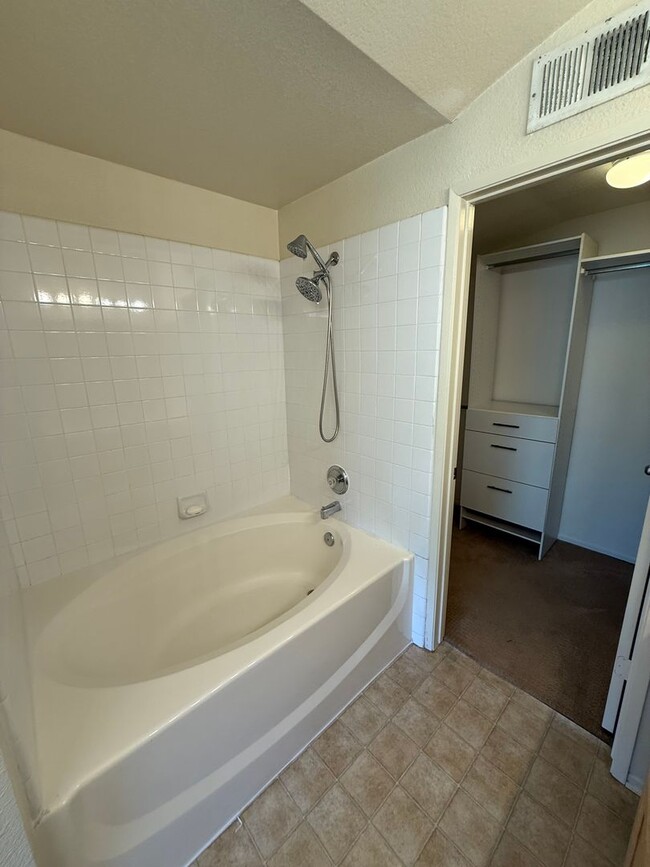 Building Photo - Beautiful 2 Bed, 2.5 Bath Two-Story Townho...
