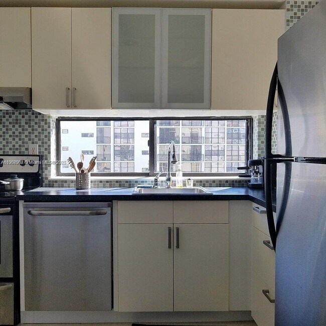 Building Photo - 17021 N Bay Rd