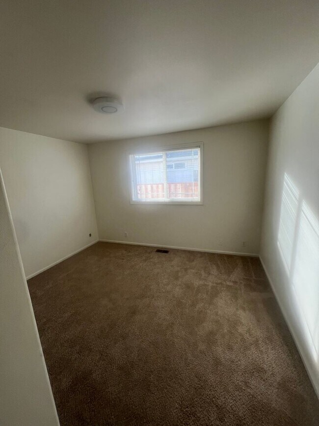 Building Photo - Great Single level Home!