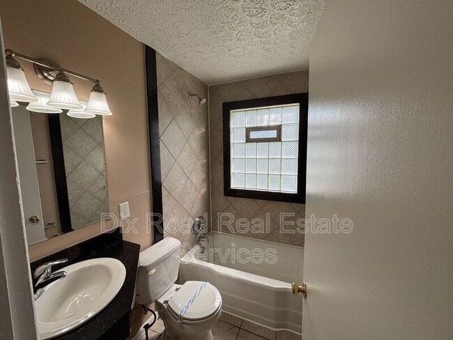 Building Photo - 1925 Highland St