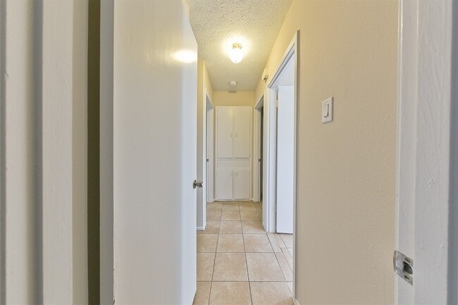 Building Photo - 4011 Smooth Oak Ln