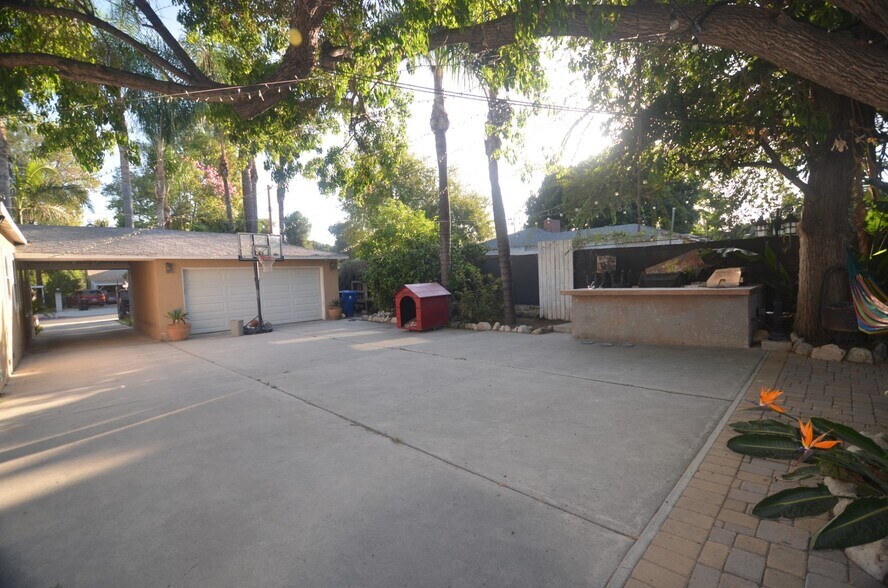 Building Photo - 19201 Strathern St