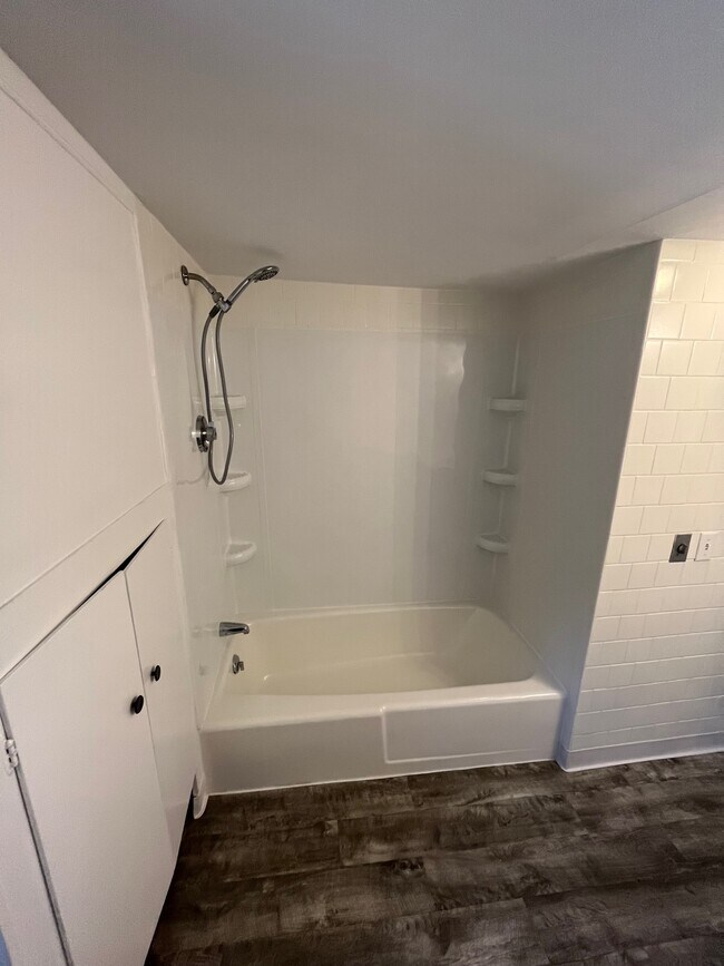 Building Photo - 215 Knight St