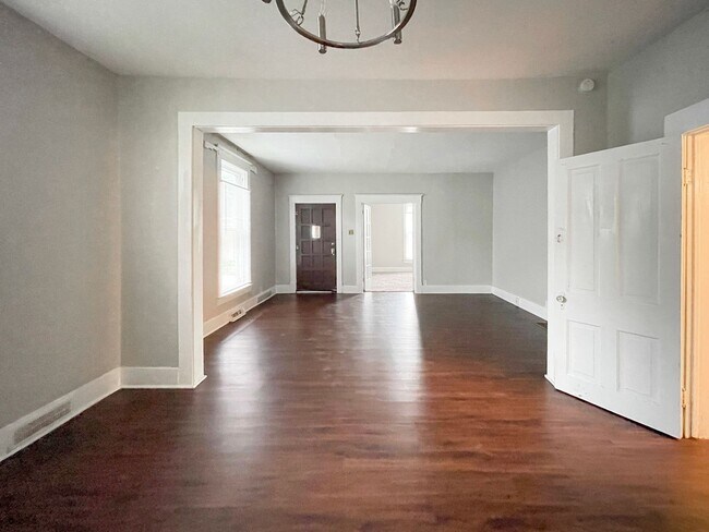 Building Photo - 824 W Beechwood Ave