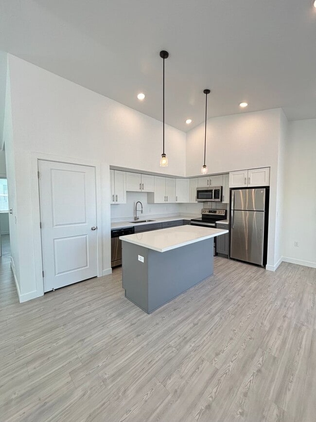 Building Photo - Your Fresh Start Awaits! 4 Weeks Rent Free + $0 Down Deposit OAC | 3 Bed Townhome in South Ogden