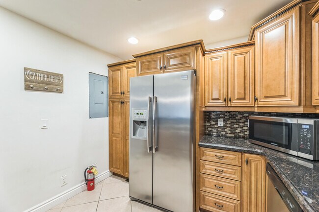 Building Photo - 2924 NW 69th Ct