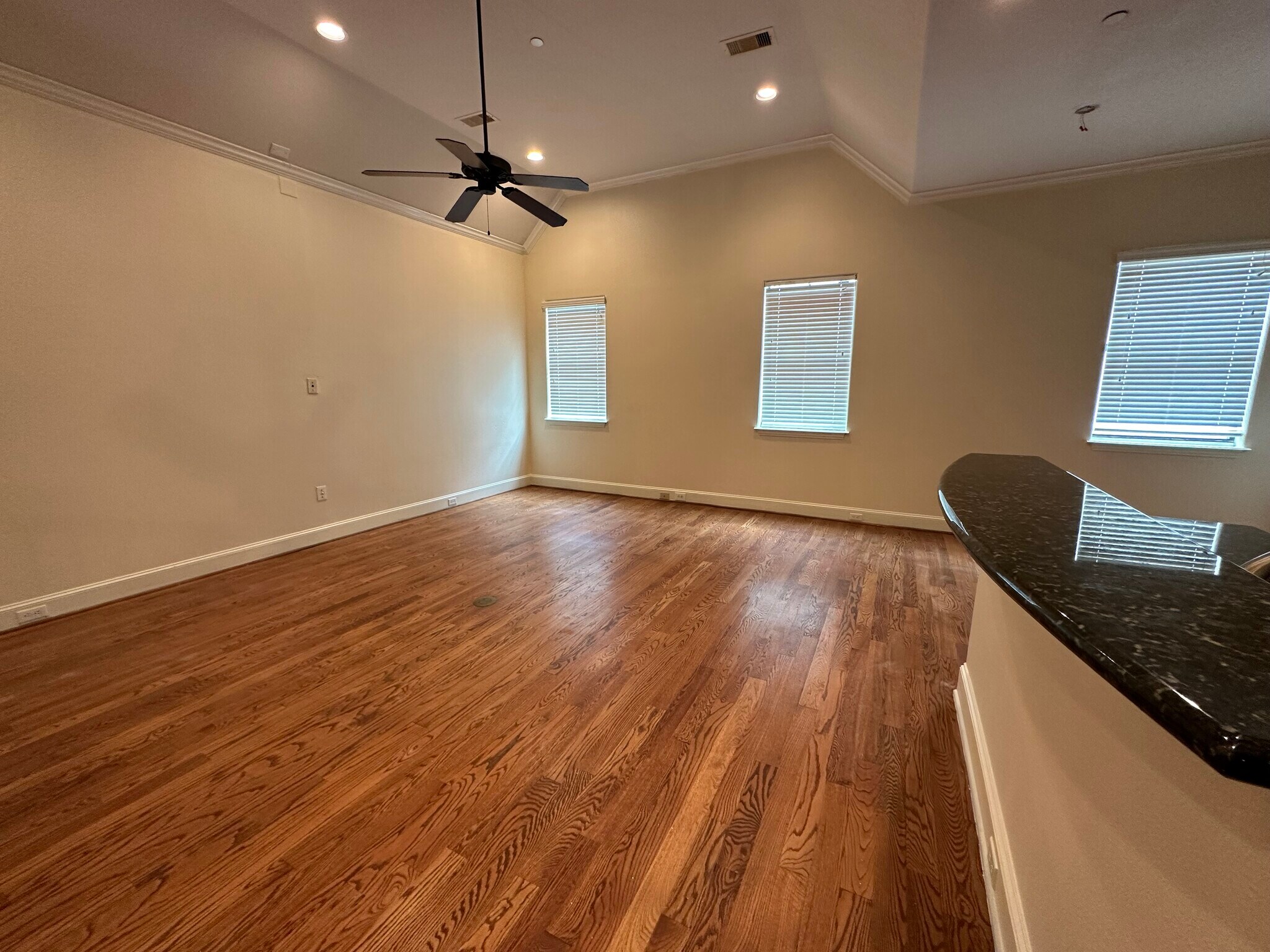 Building Photo - 6353 Richmond Ave