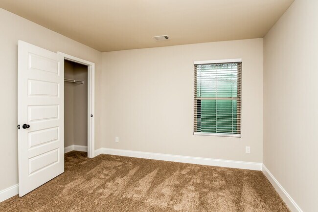 Building Photo - 1161 Pebble Ridge Dr