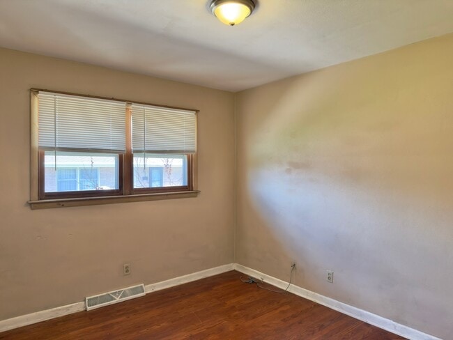 Building Photo - 1809-1809 S Alpine Rd