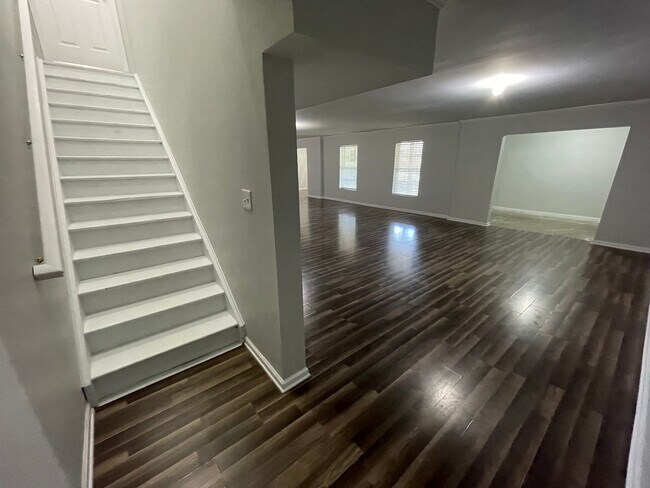 Building Photo - 3 Bedroom Home With Full Basement For Rent