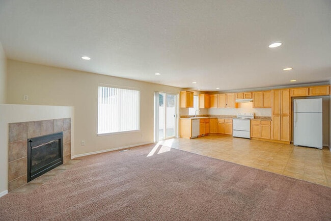 Building Photo - THREE BEDROOM WITH FENCED YARD