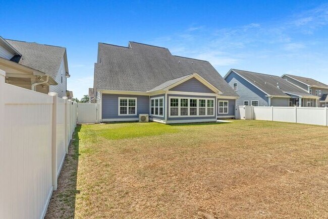 Building Photo - 5 Bedroom 3 Bath Home