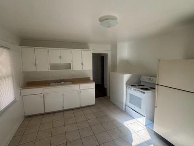 Building Photo - 2 Bedroom House