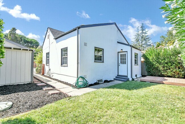 Building Photo - Charming Martinez 1bed / 1bath
