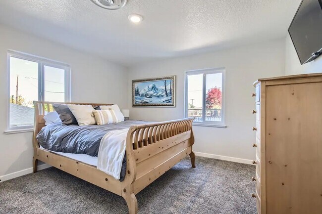 Building Photo - $0 DEPOSIT OPTION. STUNNING 3BED/2BATH DUPLEX IN BERKELEY NEIGHBORHOOD
