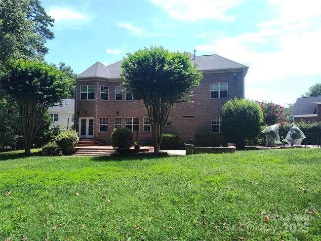 Building Photo - 9009 Hammersley Dr