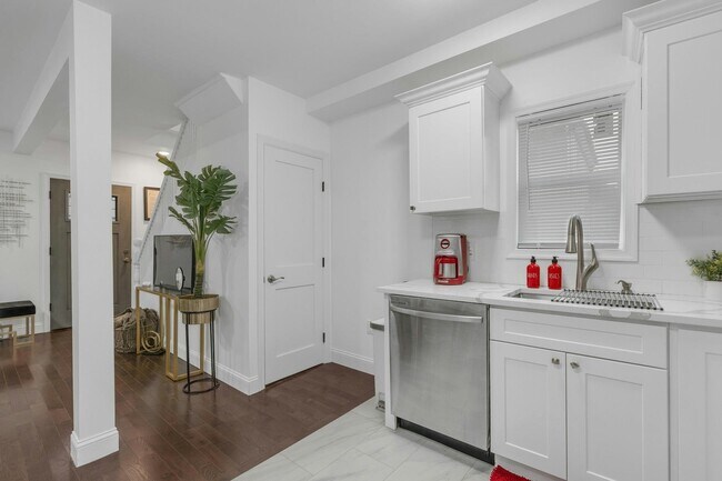 Building Photo - 196 2nd St