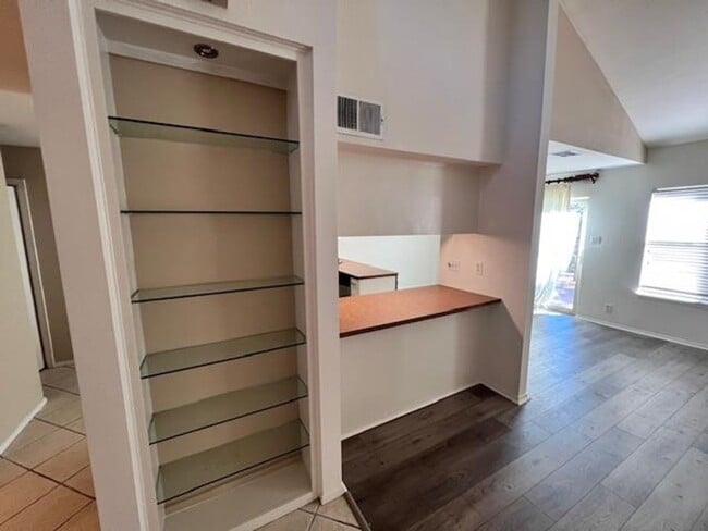 Building Photo - Northwest Condo / 2 bedrooms / 2 car garage / Backs beautiful Greenbelt