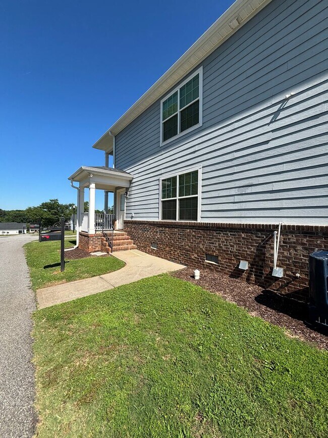 Building Photo - Beautiful 3 Bedroom, 2 Bathroom Stacked Duplex in Anderson, SC