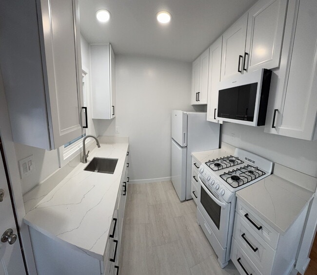 Building Photo - !!! OPEN HOUSE !!! - Wednesday July 1st - 4:00pm to 7:00pm