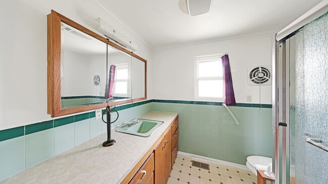 Building Photo - 3 Bed 2 Bath - Dog Friendly - Parking - St...