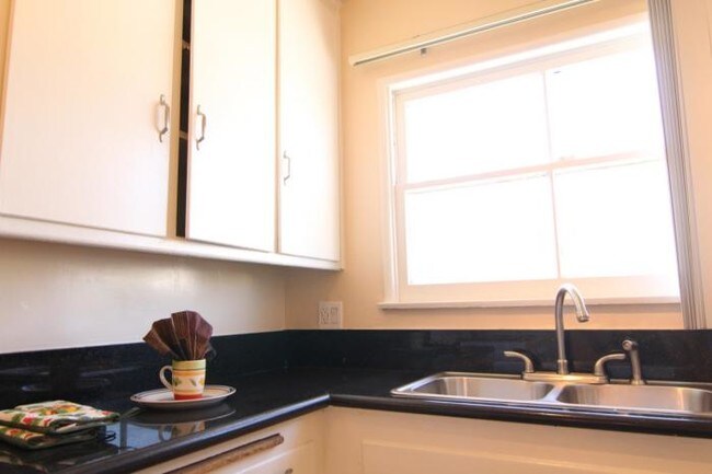 Building Photo - 1 bedroom in Los Angeles CA 90028