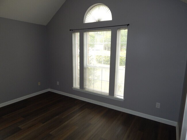 Building Photo - 3 bedroom 2 1/2 Bath brick single family home in Covil Estates just around the corner from Mayfaire.