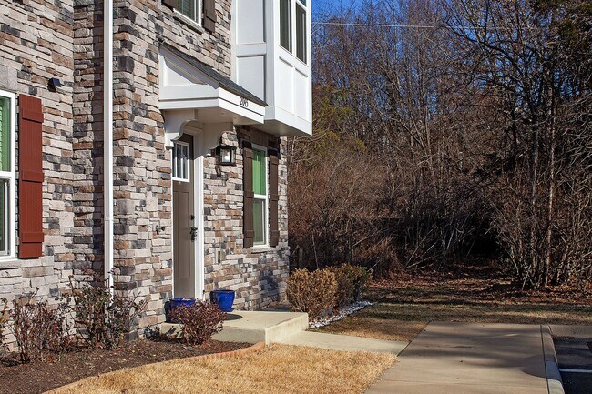 Building Photo - Move-In Ready End-Unit Townhome in Forest Lakes North