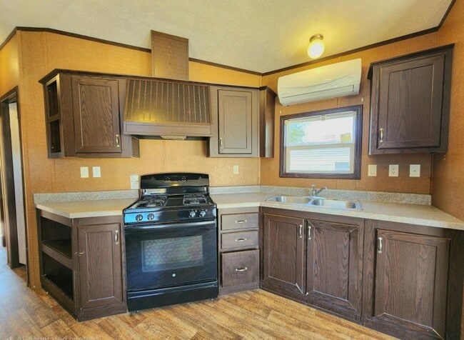 Building Photo - 140 Holy Temple St