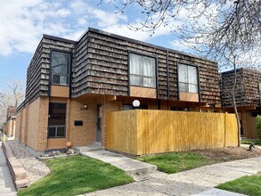 Building Photo - Clean & Quiet 3 Bed / 2.5 Bath Town Home with 2 Car Garage in Arvada