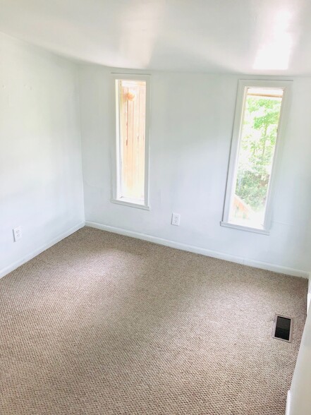 Building Photo - 547 Elmwood Dr NE
