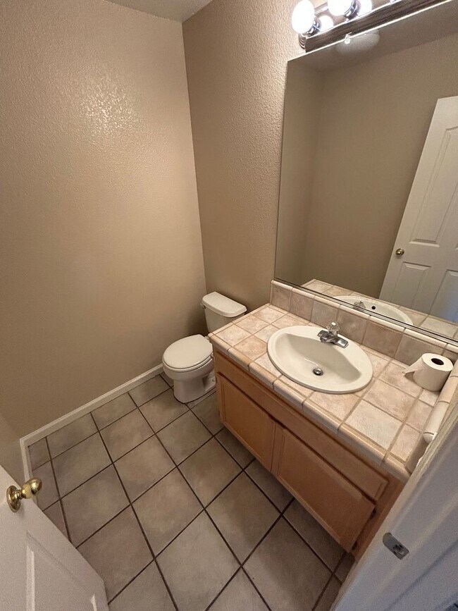 Building Photo - Beautiful 4 Bedroom, 2.5 Bath Deer Valley ...