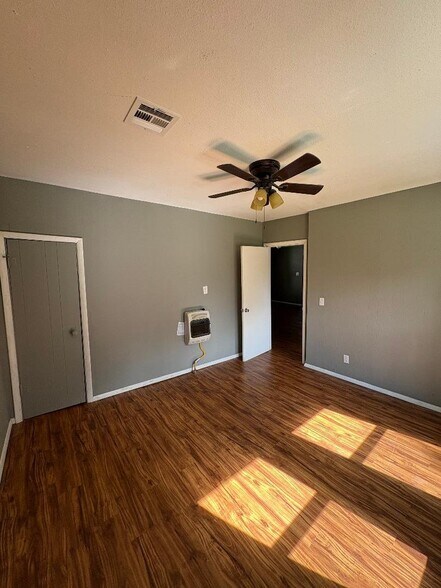 Building Photo - 307 E 3rd St