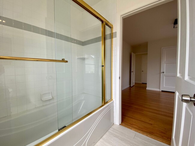 Building Photo - Renovated Single-Family Home on the Penins...