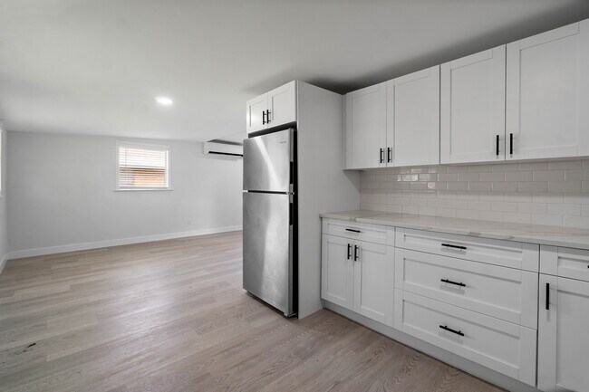 Building Photo - 137 SW 9th Ave