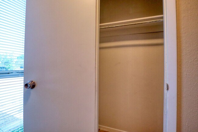 Building Photo - 413 Lakeway Dr