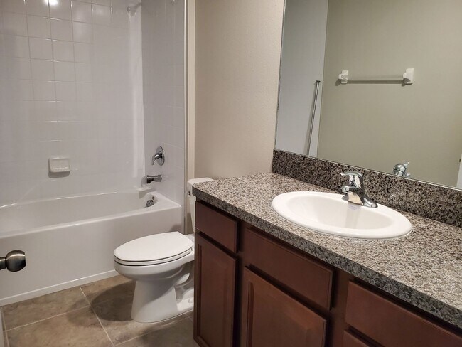 Building Photo - "Spacious 4-Bed, 2-Bath Gem with 1936 Sq Ft of Comfort in Riverview, FL!"