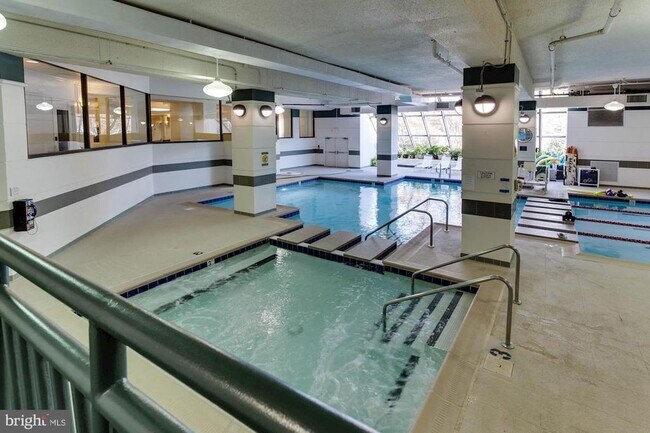 Building Photo - 307 Yoakum Pkwy