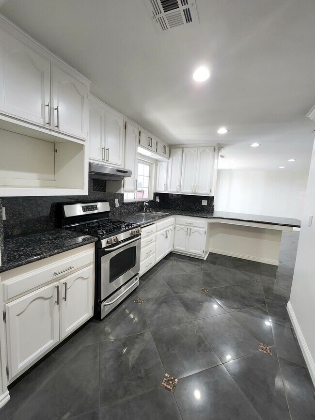 Building Photo - Spacious North Hollywood Home with Guest S...