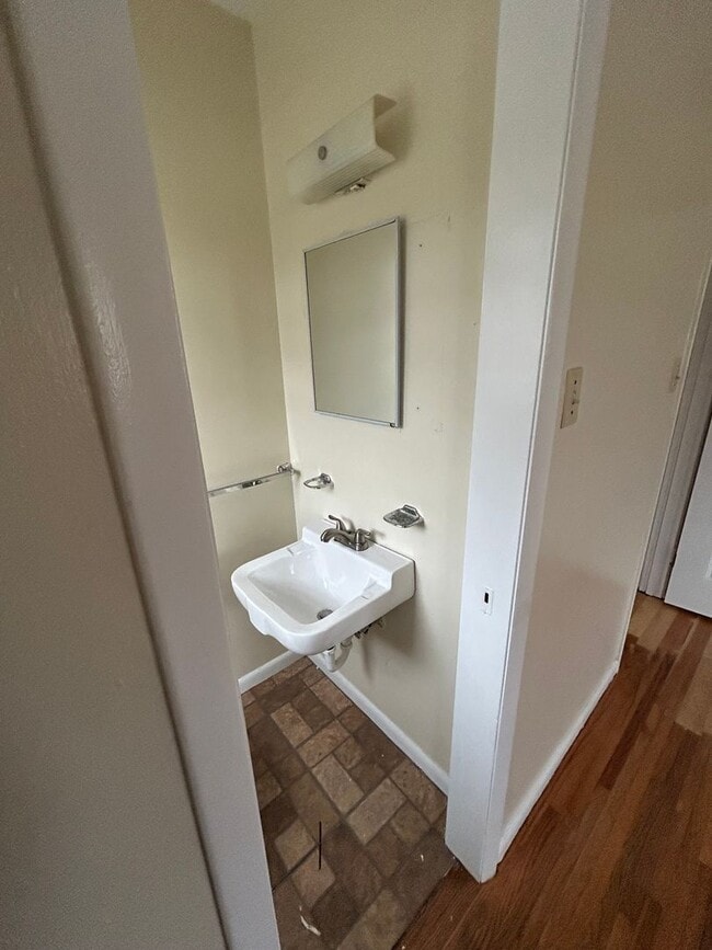 Building Photo - 3 Bedroom and 1.5 Bathroom