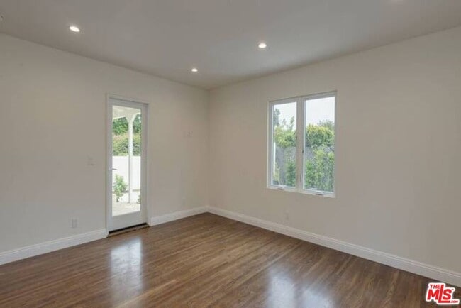 Building Photo - 10634 Wellworth Ave