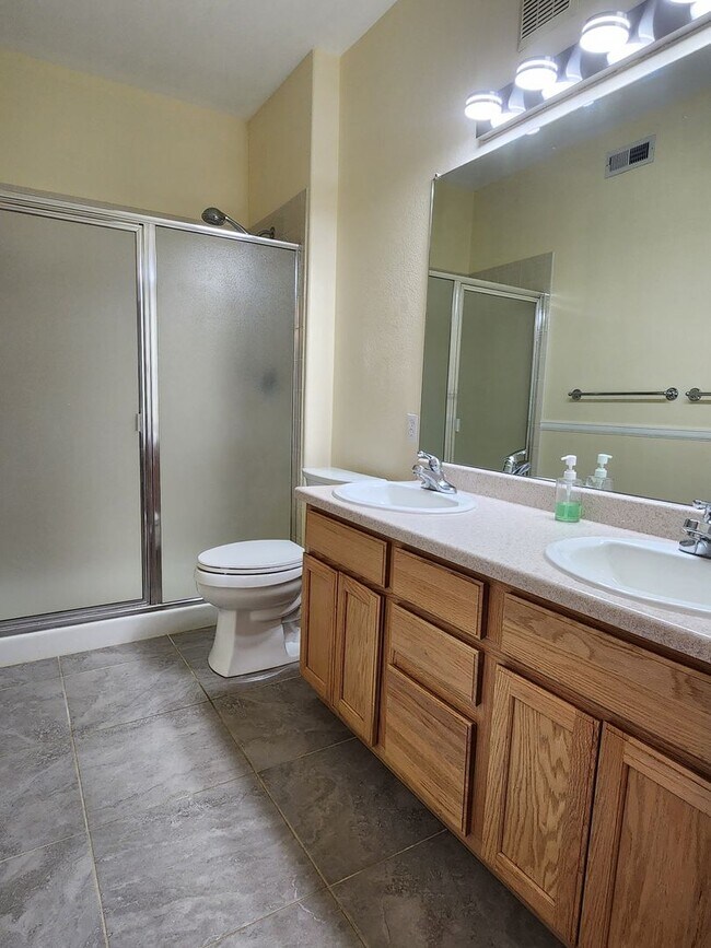 Building Photo - Amazing first floor condo in Littleton!!